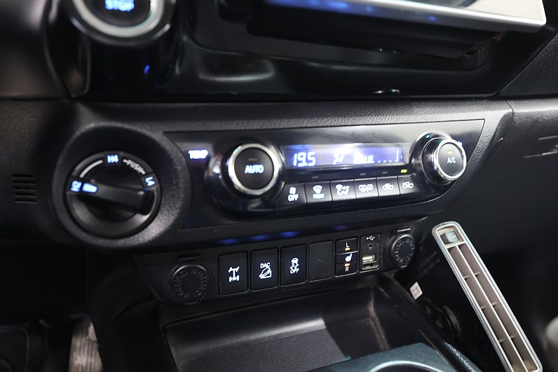Toyota Hilux 2.4 AWD 150hk Drag B-kamera Värmare Skinn MOMS