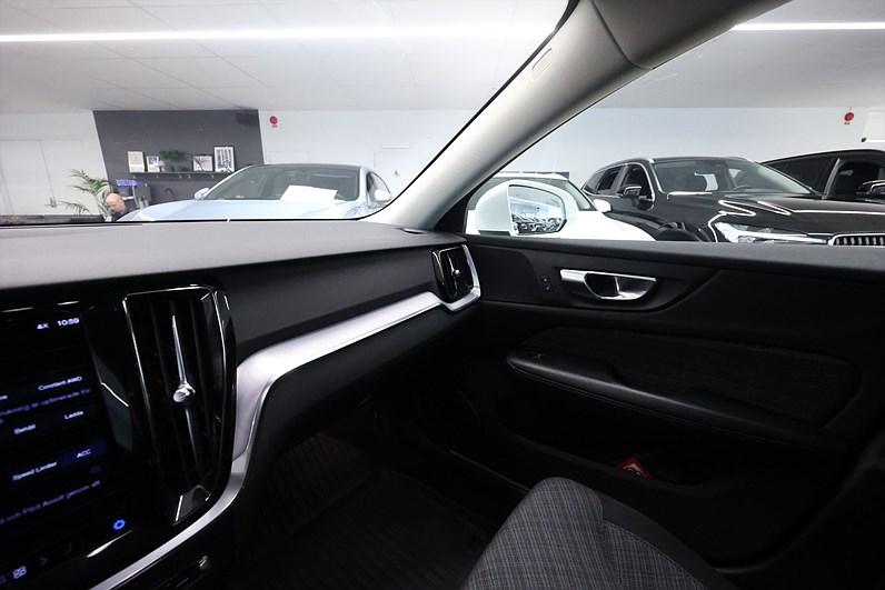 Volvo V60 Recharge T6 AWD 350hk Navi Värmare Drag Keyless