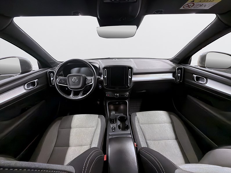 Volvo XC40 B4 AWD 197hk Momentum Navi CarPlay Drag B-Kamera