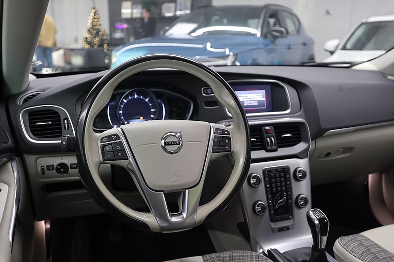 Volvo V40 D2 120hk Business Adv Keyless B-kamera Värmare