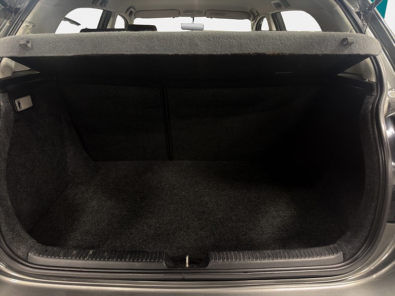 Toyota Corolla 5-dörrars 1.6, 3 brukare, AC, Värmare, 2005, grå – bild 19 av 22, begagnad hos Niber i Järfälla