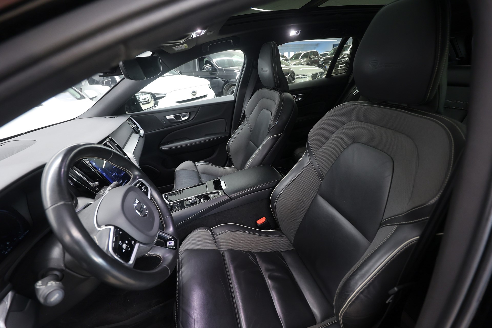 Volvo V60 Recharge T8 AWD 392hk R-Design Pano Drag Navi