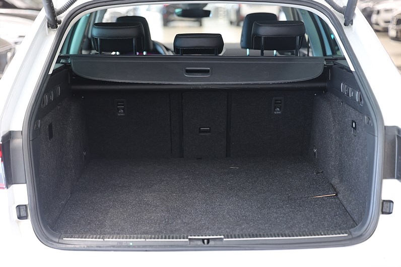 Skoda Superb iV Kombi 1.4 TSI 218hk Business Edt. Canton Drag