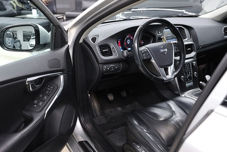 Volvo V40 D2 115hk *Hjulkampanj!* Summum Värmare Kamera