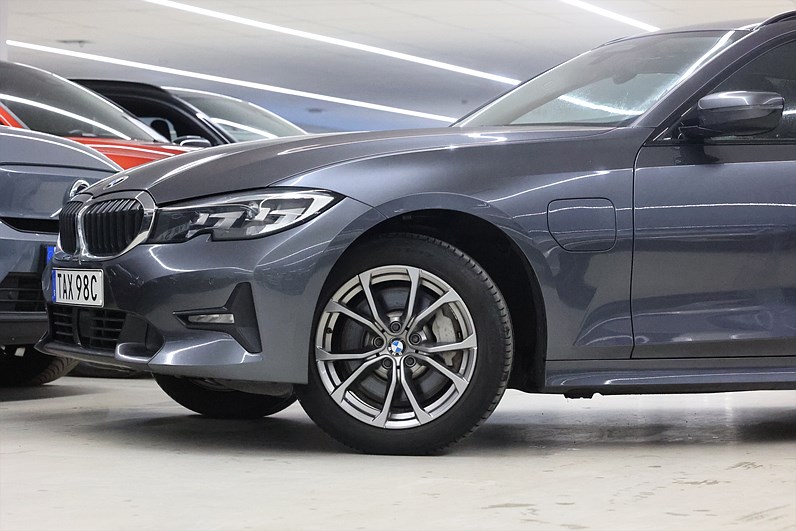 BMW 330e xDrive Touring 292hk Sport Line Shadow Navi Läder Drag
