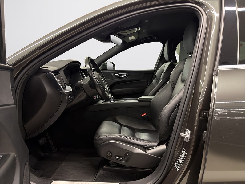 Volvo XC60 B4 AWD 197hk Momentum Adv Drag B-Kamera Läder