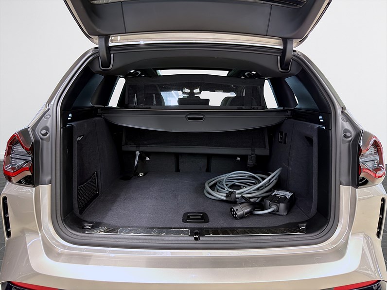 BMW iX3 286hk M Sport Charged Pano Navi Drag B-kamera