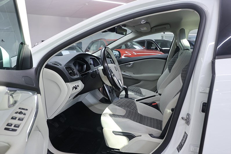 Volvo V40 D2 120hk Business Adv Keyless B-kamera Värmare