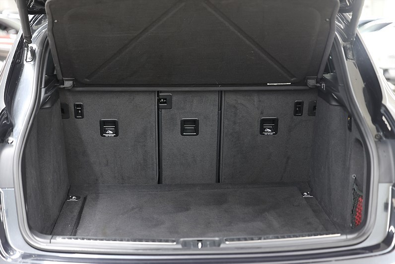 Porsche Macan Turbo Performance 441hk Sport Chrono BOSE Drag