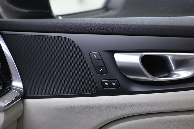 Volvo V60 Recharge T6 AWD 350hk Core Bright Skinn Drag