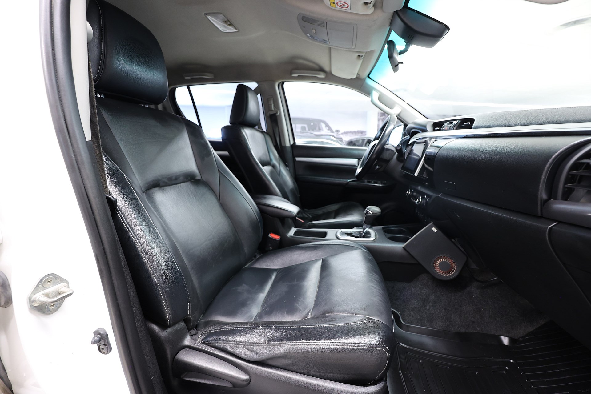 Toyota Hilux 2.4 AWD 150hk Drag B-kamera Värmare Skinn MOMS