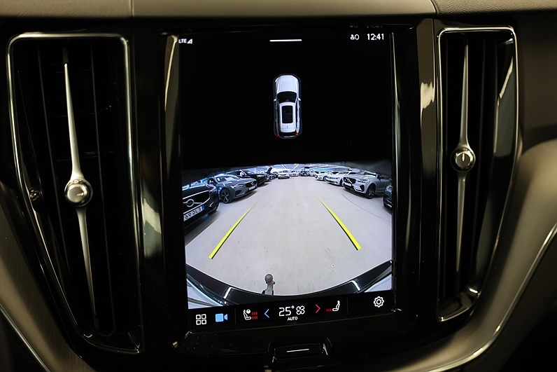 Volvo XC60 Recharge T6 AWD 350hk Core Edition Pano Drag Keyless MOMS