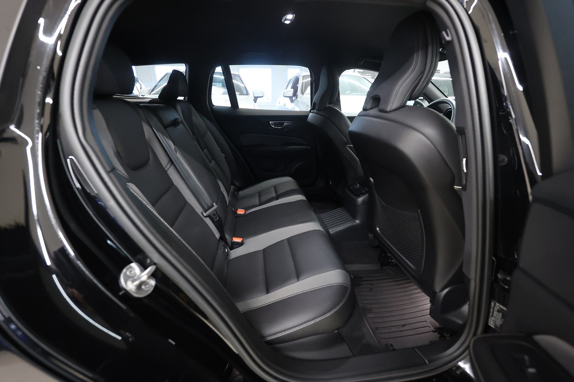 Volvo V60 Recharge T6 AWD 350hk Plus Dark Värmare B-kamera Navi