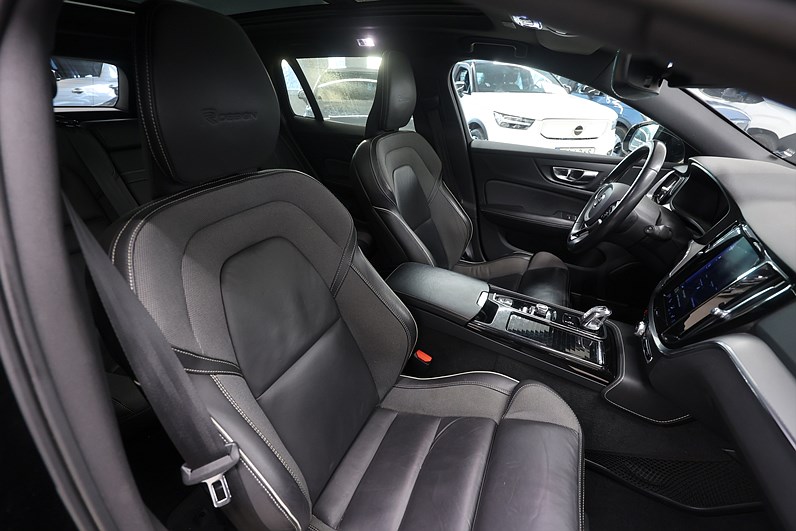 Volvo V60 Recharge T8 AWD 392hk R-Design Pano Drag Navi