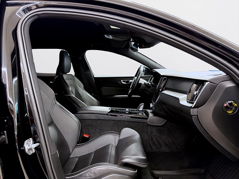 Recharge T6 AWD 340hk R-Design HUD H/K Läder