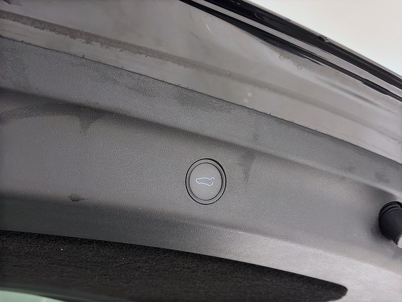 Tesla Model Y Long Range AWD 514hk Pano Läder Drag Navi