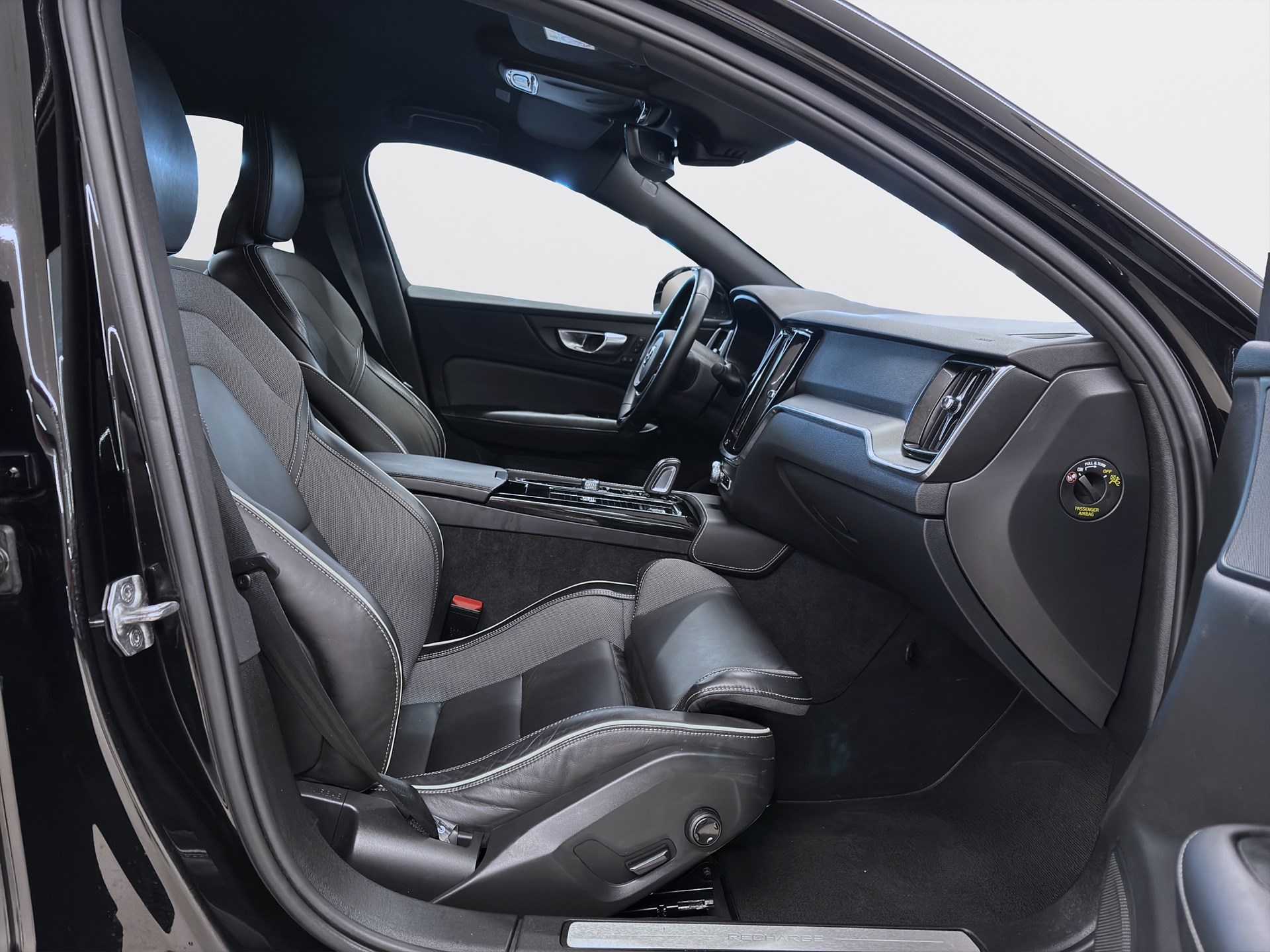 Volvo S60 Recharge T8 392hk R-Design Navi CarPlay B-Kamera