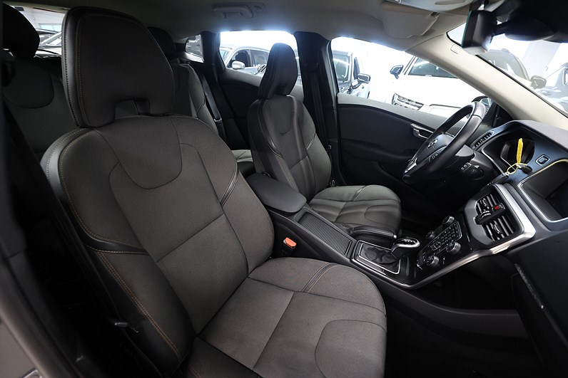 Volvo V40 Cross Country D3 150hk Momentum Värmare BLIS