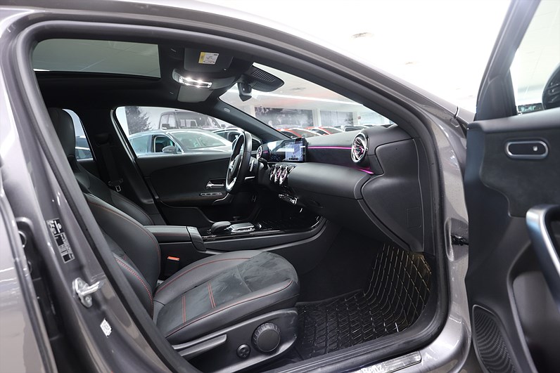 Mercedes-Benz A 250 e 218hk AMG Line Pano Värmare Keyless