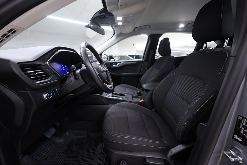 Ford Kuga Hybrid AWD 190hk *Hjulkampanj!* Sync 4 Navi B-kamera MOMS