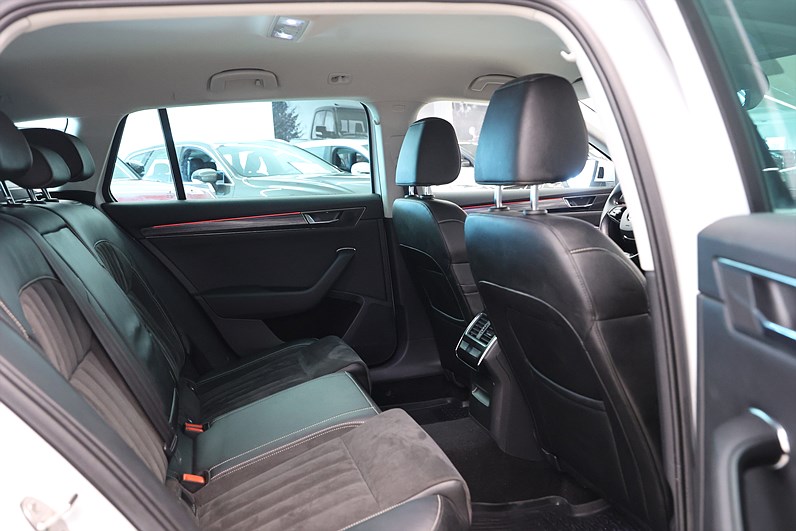 Skoda Superb iV Kombi 1.4 TSI 218hk Business Edt. Canton Drag
