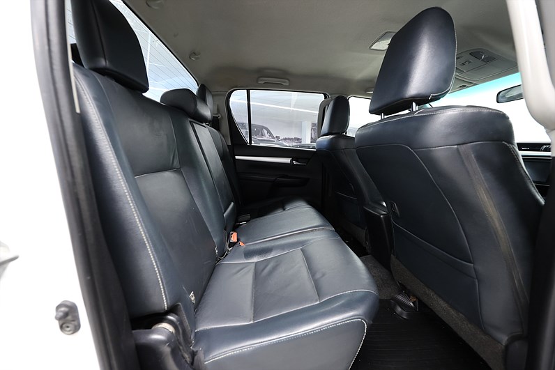 Toyota Hilux 2.4 AWD 150hk Drag B-kamera Värmare Skinn MOMS