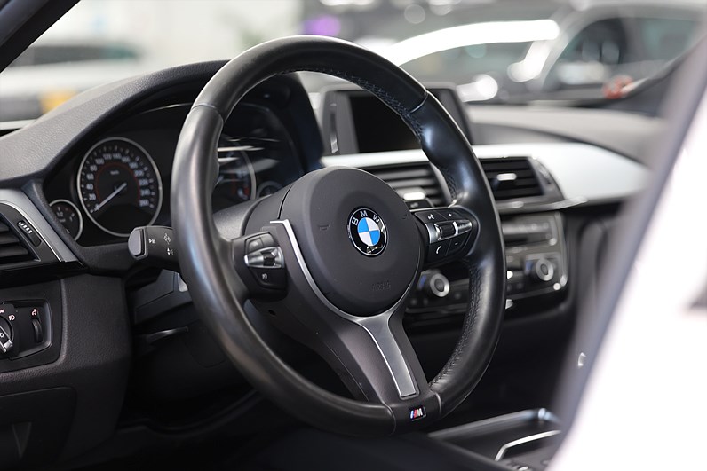 BMW 318d 150hk M Sport Shadow PDC Hifi MOMS