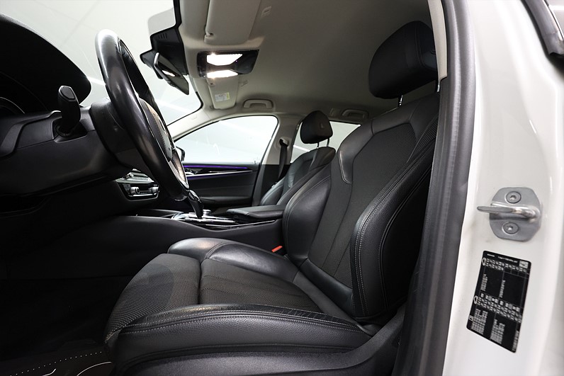 BMW 530i Touring 252hk Sport Line Shadow Hifi B-kamera Drag