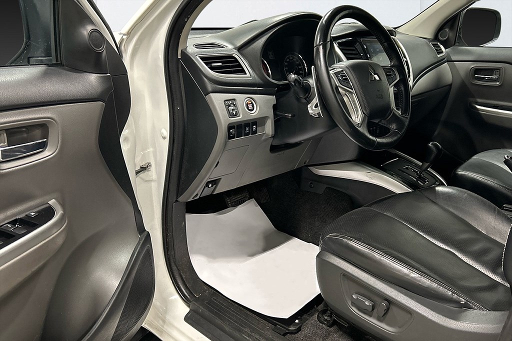 Mitsubishi L200 Dubbelhytt 2.4 DI-D 4WD Drag Kåpa Skinn Kamera MOMS 181hk – bild 6 av 9