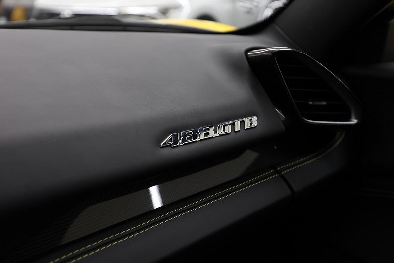 Ferrari 488 GTB 3.9 V8 670hk Kolfiber Giallo Svensksåld