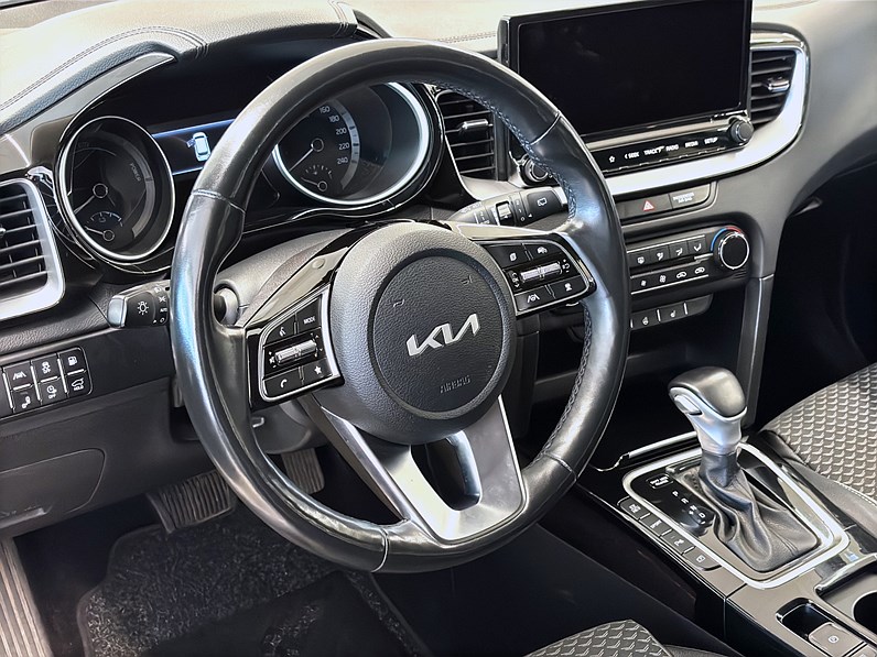 Kia Ceed SW Plug-in Hybrid 141hk Helg på Moberg! Advance B-Kamera Navi Keyless