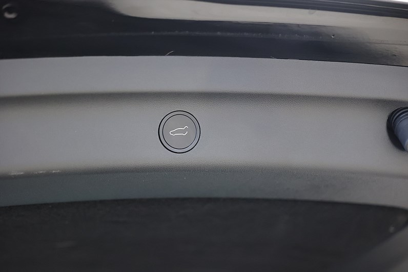 Tesla Model Y Performance 534hk Pano Navi Läder
