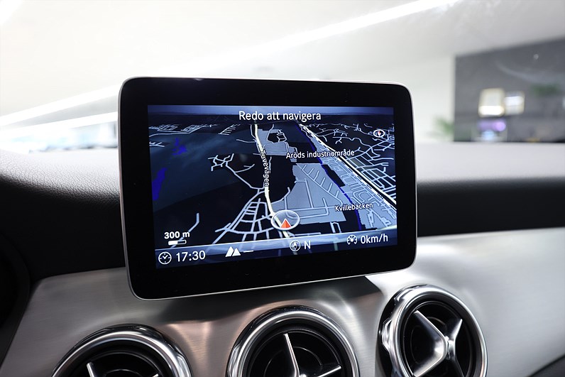 Mercedes-Benz GLA 250 4M AMG Line Pano B-kamera Navi