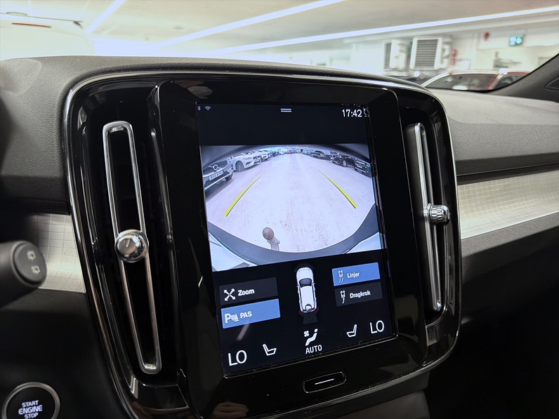 Volvo XC40 B4 AWD 197hk Momentum Navi CarPlay Drag B-Kamera