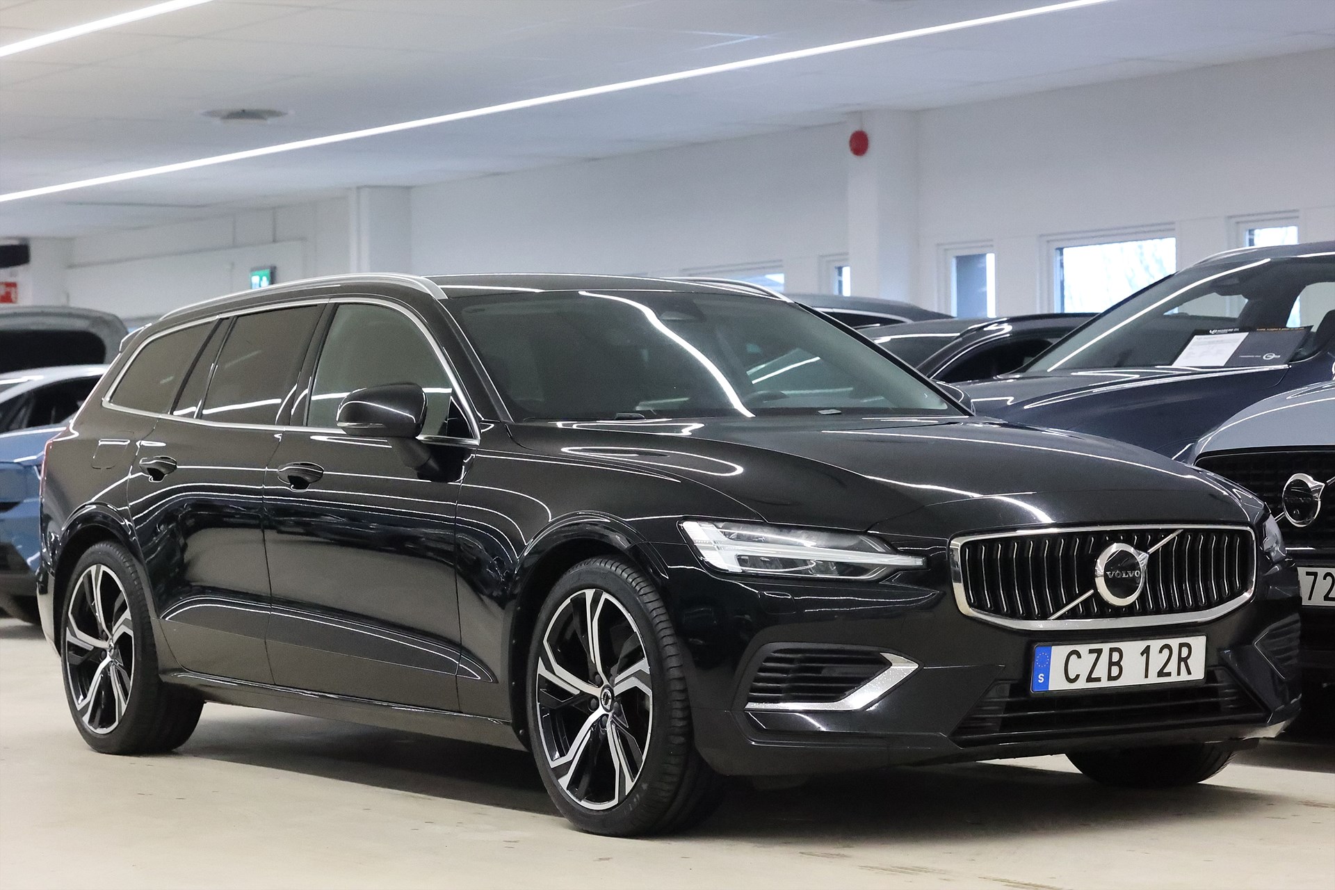 Volvo V60 Recharge T6 AWD 350hk Core H/K Läder Keyless Navi Drag