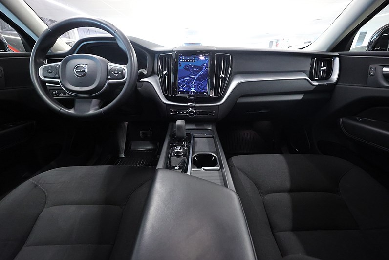 Volvo XC60 Recharge T6 AWD 340hk Momentum Pano Navi Drag