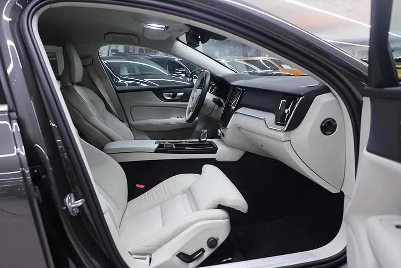 Volvo V60 Recharge T6 AWD 350hk Core Bright Skinn Drag