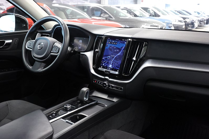 Volvo XC60 Recharge T6 AWD 340hk Momentum Pano Navi Drag