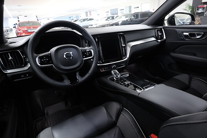 Volvo V60 Recharge T6 AWD 350hk Plus Dark Värmare B-kamera Navi