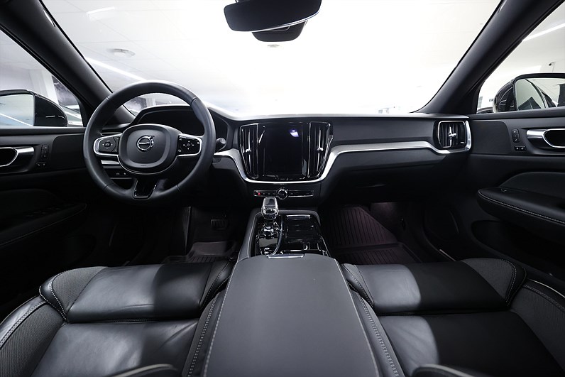 Volvo V60 Recharge T6 AWD 350hk Plus Dark Värmare B-kamera Navi