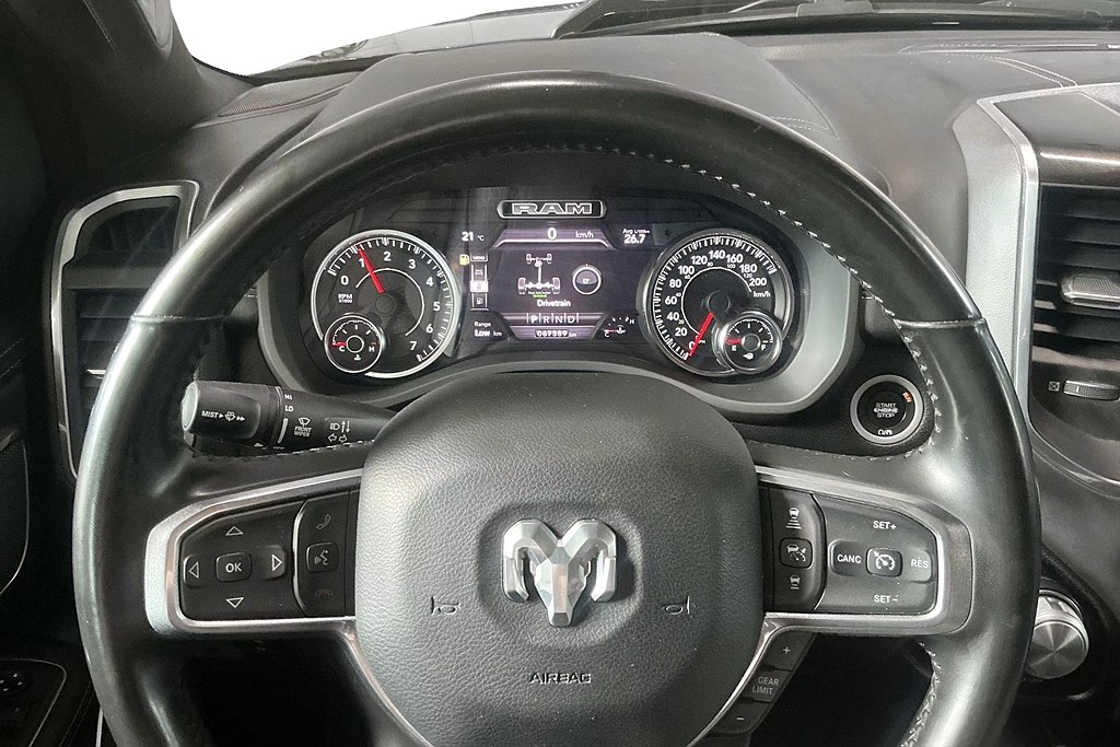 RAM 1500 Laramie Night Crew Cab 5.7 V8 HEMI 4x4 Drag 360° Skinn MOMS 395hk – bild 13 av 13