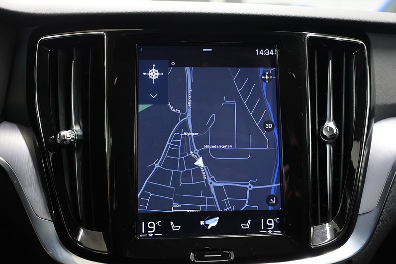 Volvo XC40 T3 163hk Momentum Pro Navi Värmare VOC PDC