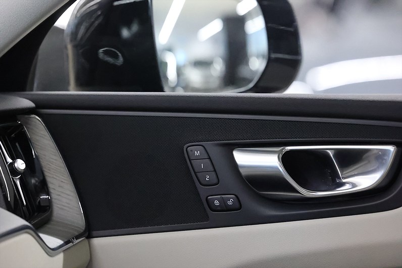 Volvo XC60 Recharge T8 AWD 456hk Plus Dark Pano 360 Drag