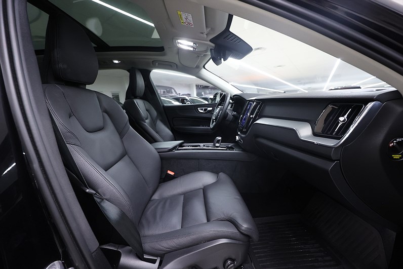 Volvo XC60 Recharge T6 AWD 350hk *Hjulkampanj!* Core Läder