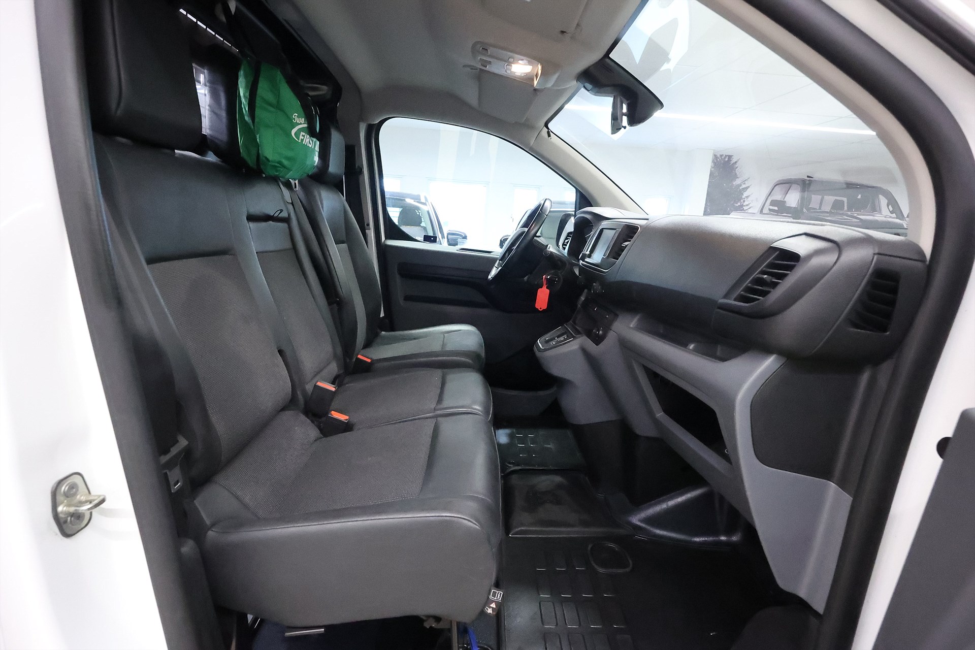 Peugeot e-Expert 75 136hk V-inrett B-kamera CarPlay MOMS