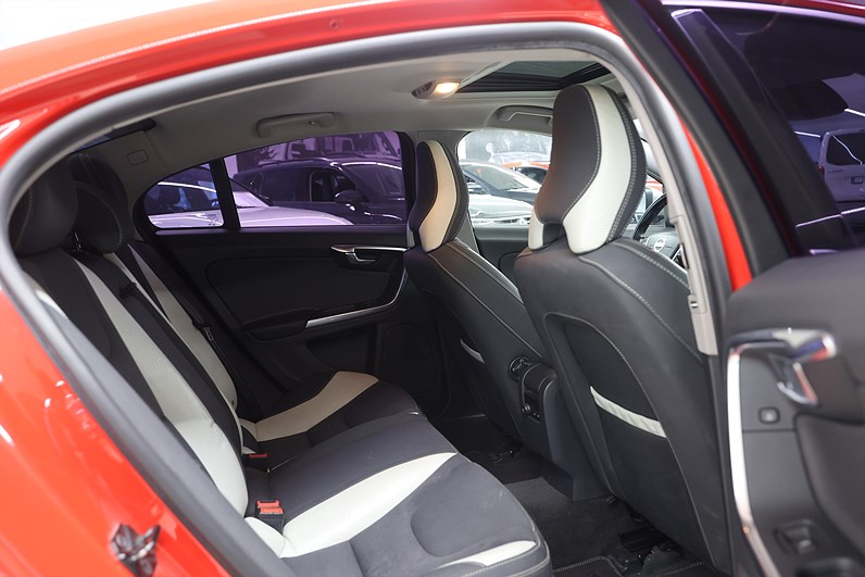 Volvo S60 T5 240hk R-Design Pano B-kamera Värmare