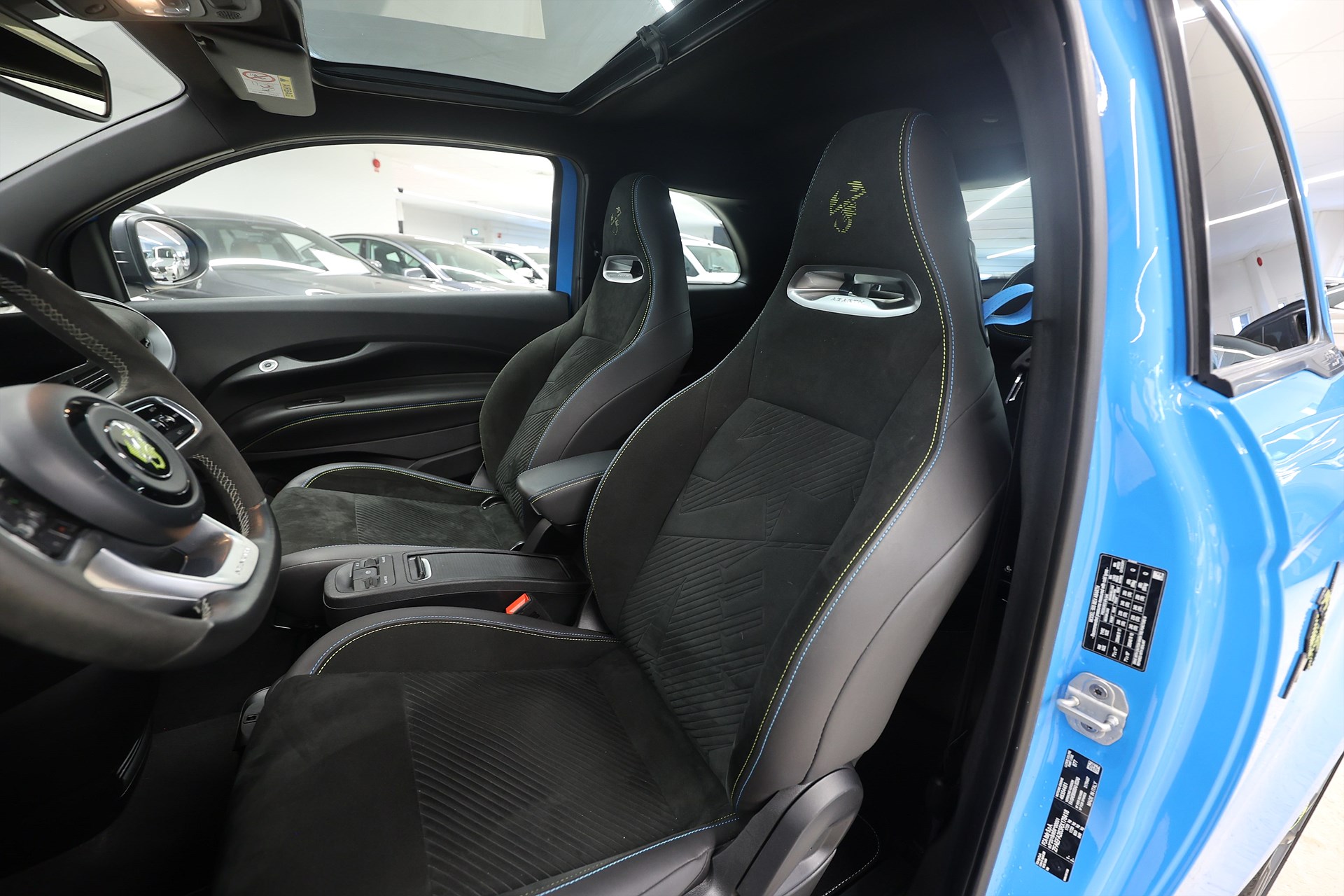 Abarth 500e 155hk *Kampanj!* Scorpionissma Alcantara JBL Pano