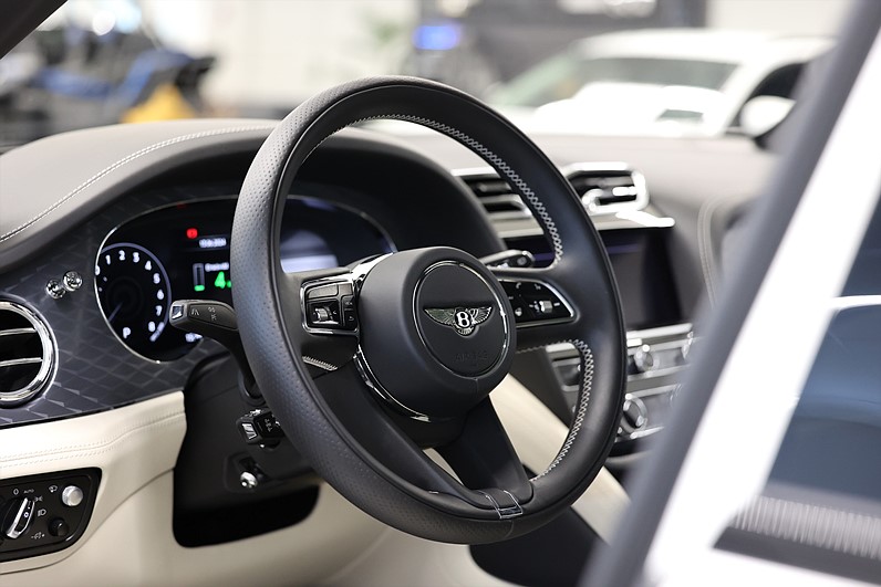 Bentley Bentayga Hybrid Blackline Naim Mulliner Pano