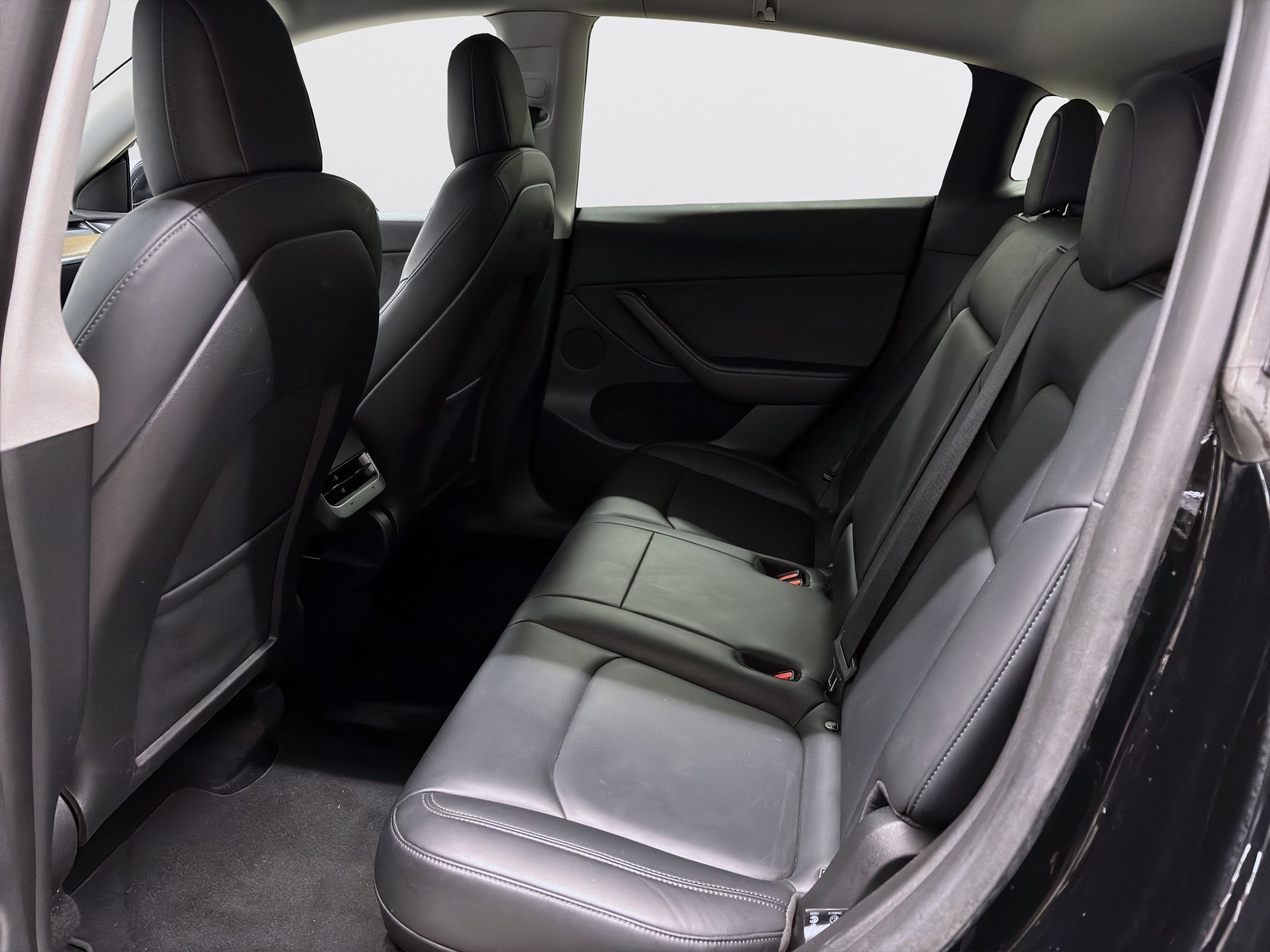Tesla Model Y Long Range AWD 514hk Pano Läder Drag Navi