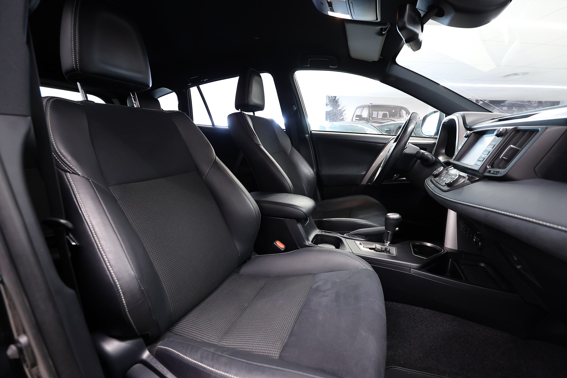 Toyota RAV4 Hyrbid 197hk X-Edition B-kamera Drag MOMS